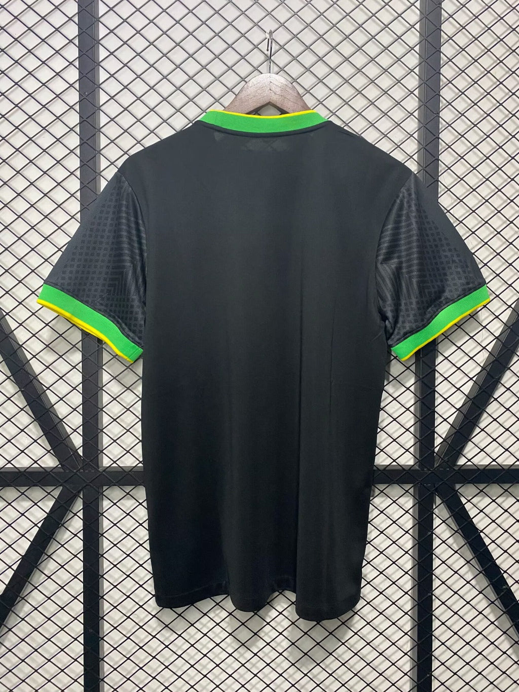 Maillot de football Brésil 24/25 Le 12 -ème Maillot, maillot spécial E, vue front avec logo et détails colorés.