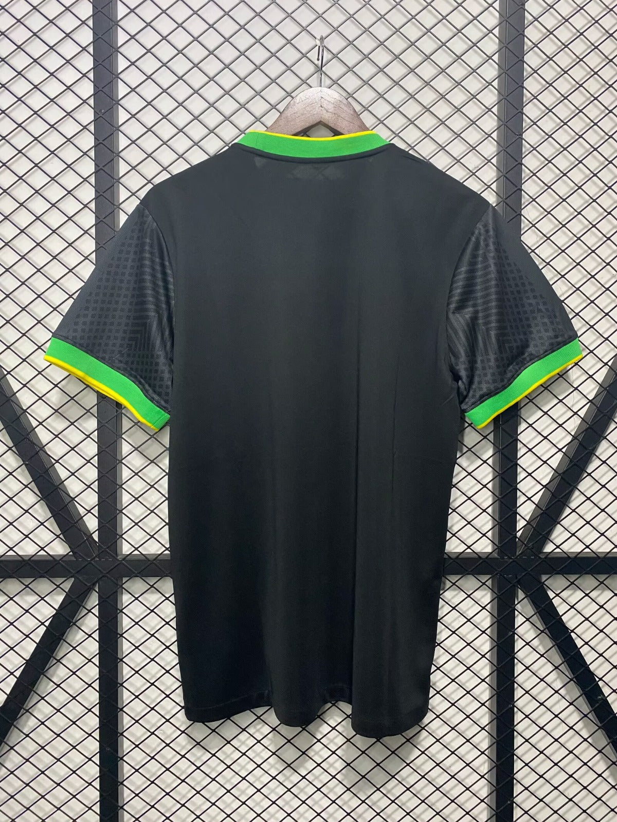 Maillot de football Brésil 24/25 Le 12 -ème Maillot, maillot spécial E, vue front avec logo et détails colorés.