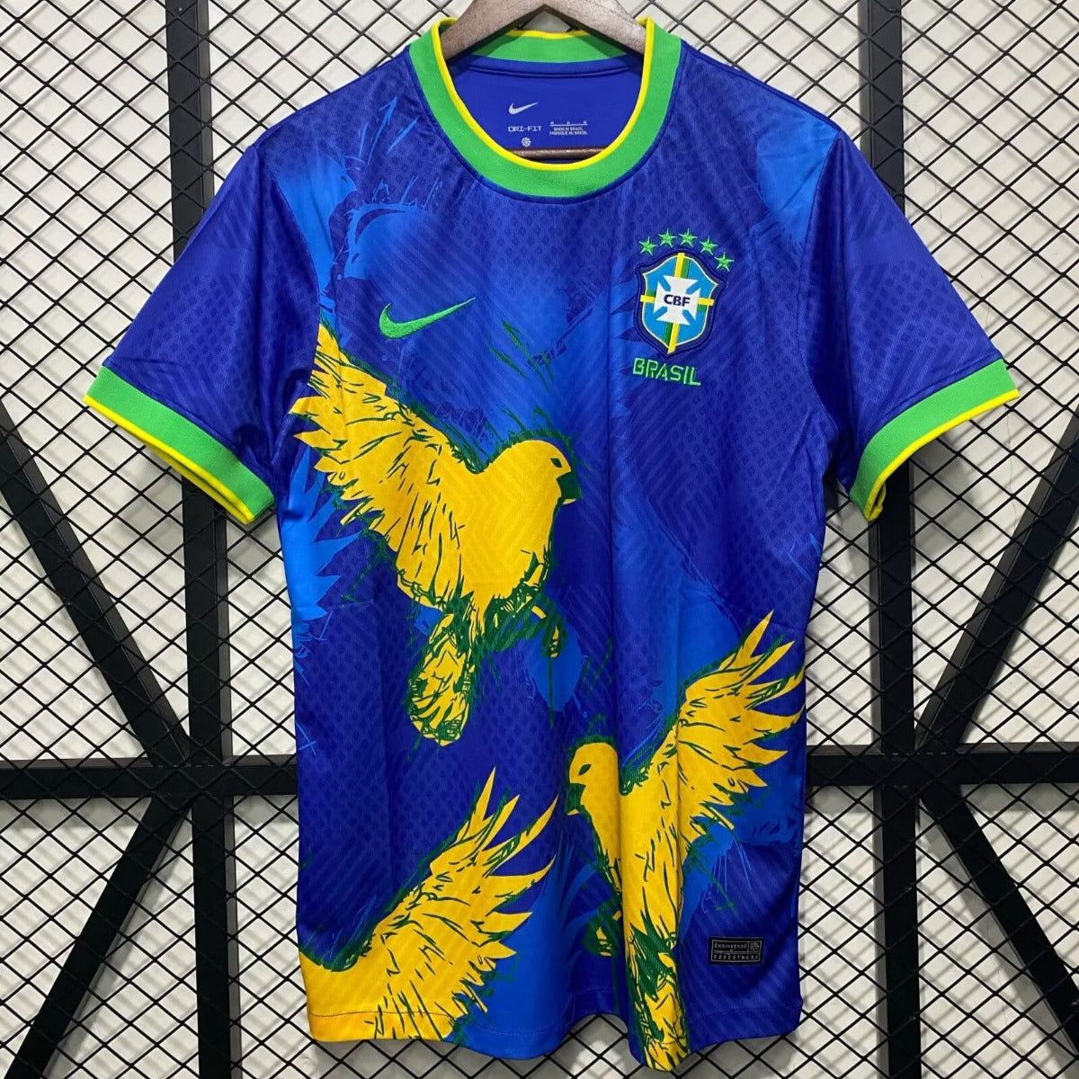 Maillot 24/25 Brésil Le 12 -ème Maillot, maillot de football F, vue du devant avec logo et design officiel.