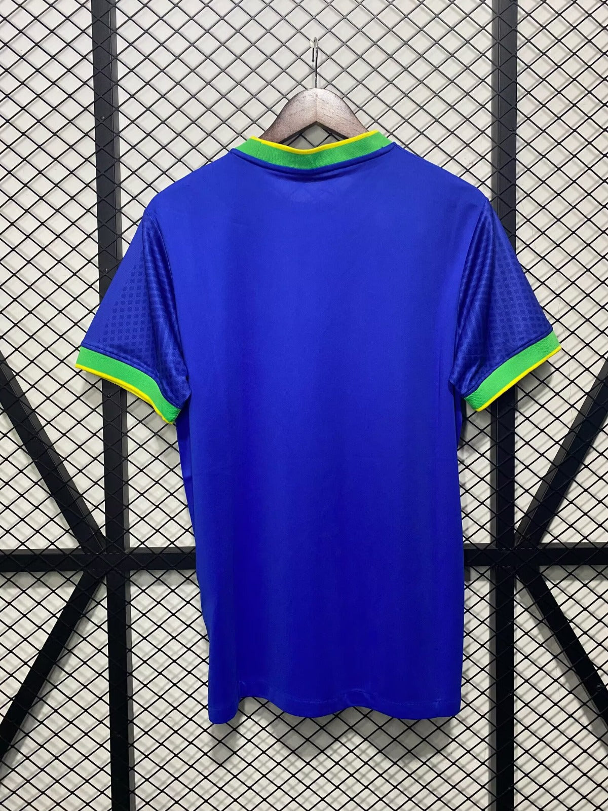 Maillot de football Brésil 2024/2025 Le 12, maillot officiel F avec logo et détails colorés, vue front de l'équipe nationale.