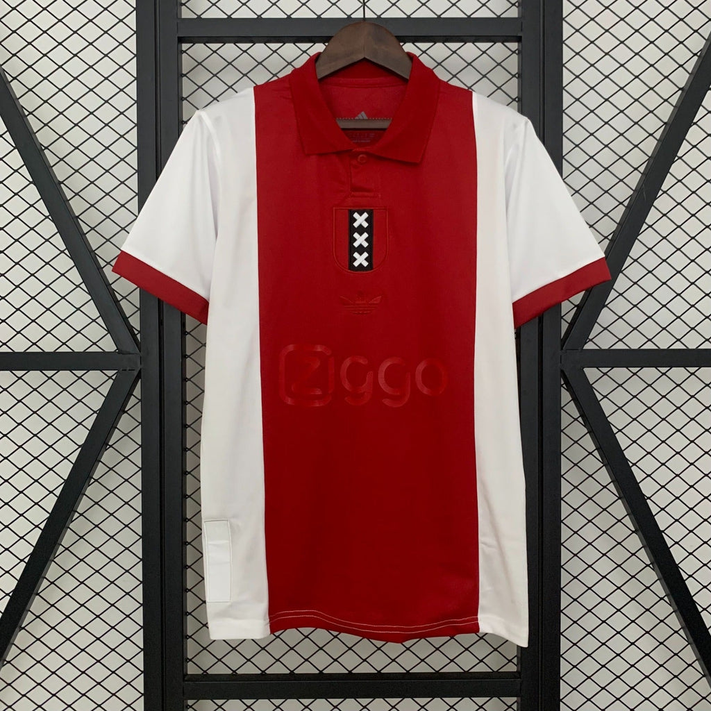 Maillot de football 25/26 AJAX Le 12 -ème Maillot, maillot orange avec logo Ajax, vue frontale.