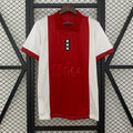 Maillot de football 25/26 AJAX Le 12 -ème Maillot, maillot orange avec logo Ajax, vue frontale.