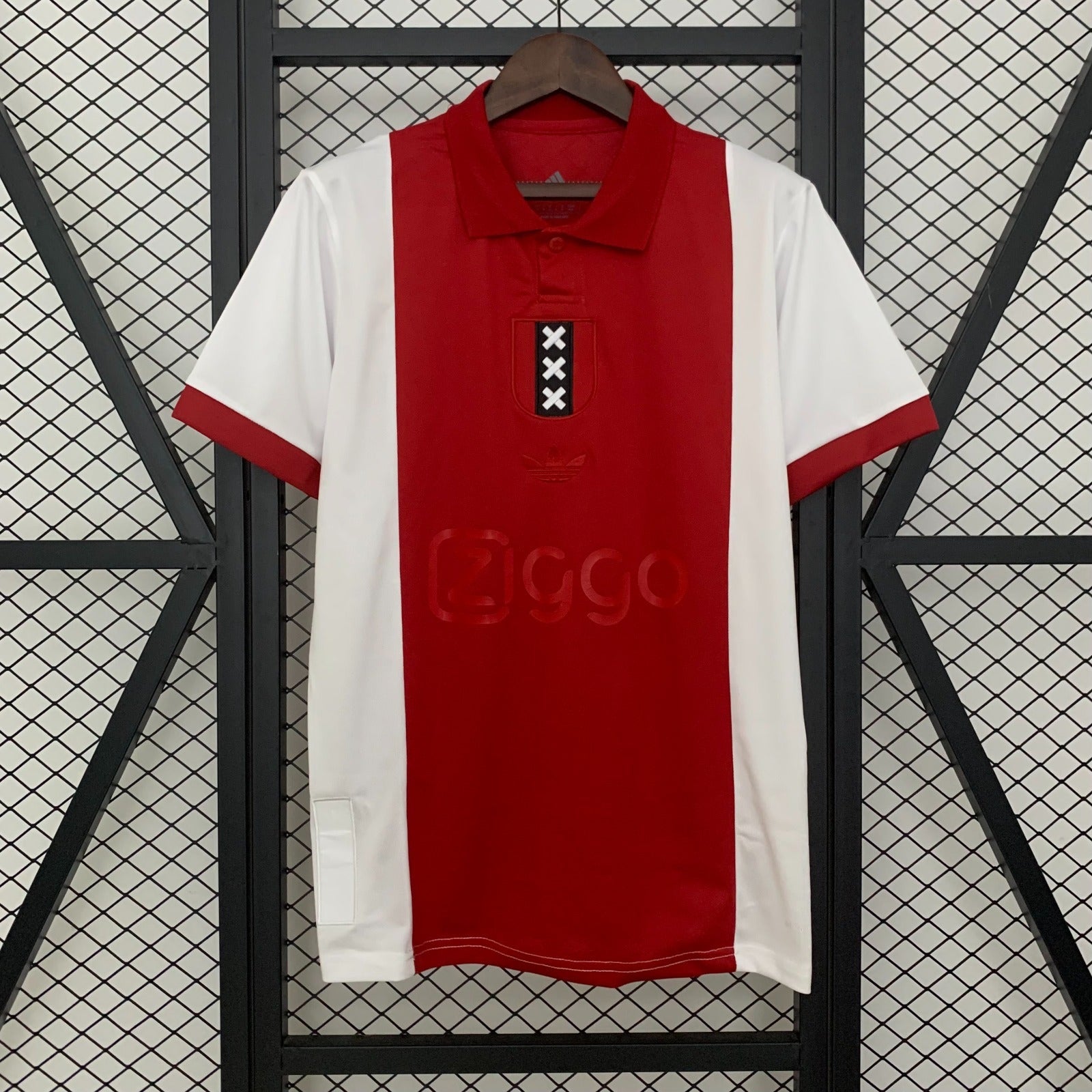 Maillot de football 25/26 AJAX Le 12 -ème Maillot, maillot orange avec logo Ajax, vue frontale.