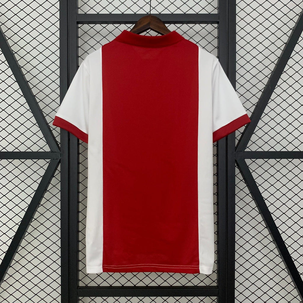 Maillot de football AJAX 25/26 de la marque Le 12-ème, vue de face avec logo et détails colorés.