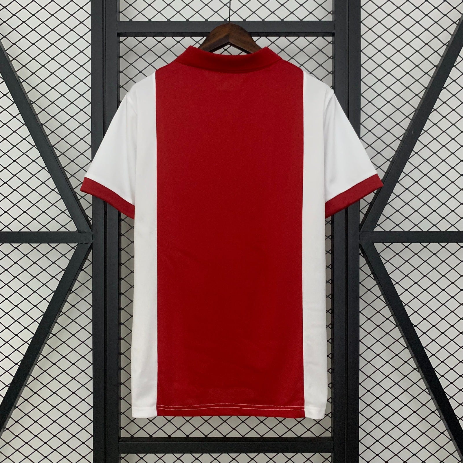 Maillot de football AJAX 25/26 de la marque Le 12-ème, vue de face avec logo et détails colorés.