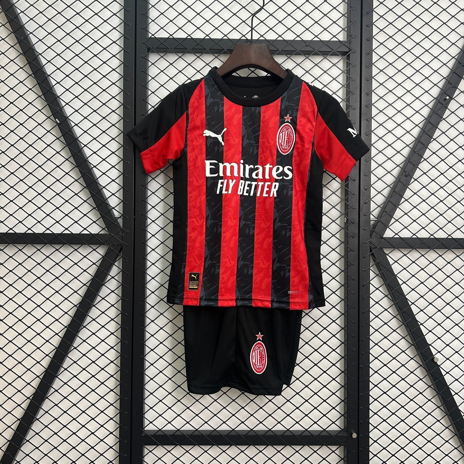 Maillot domicile AC Milan 25-26 de la marque Le 12 -ème Maillot, vue de face avec logo et détails du maillot.