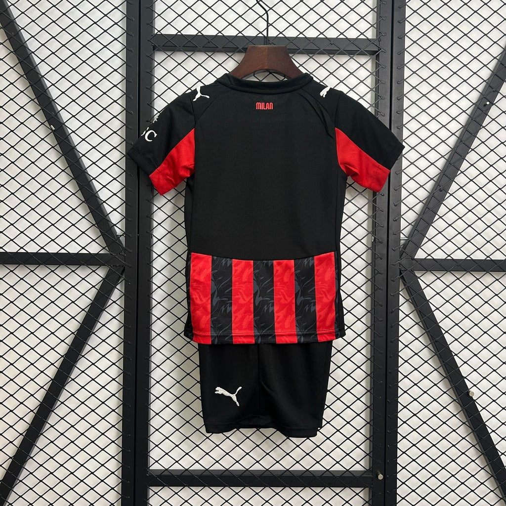 Maillot domicile AC Milan 25-26, marque Le 12 -ème Maillot, en tissu rouge avec détails noirs et logo du club visible.