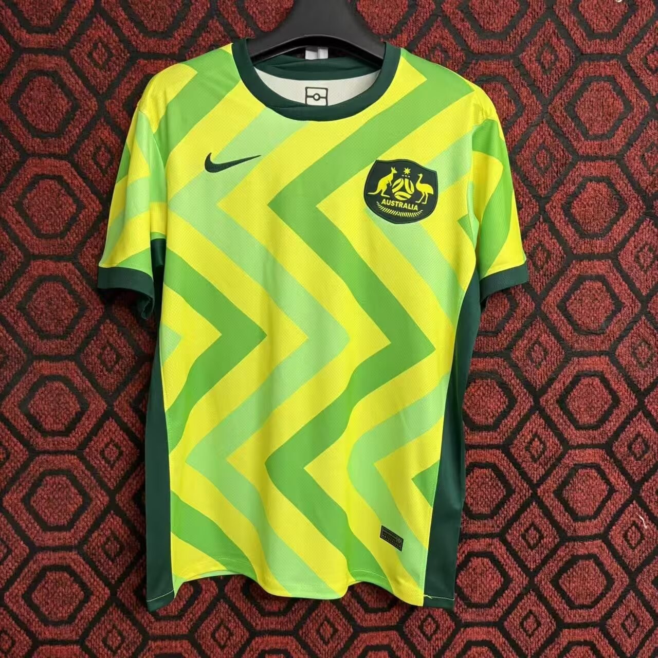 Maillot de football Australie 2025/26 de la marque Le 12-ème, vue de face avec détails du design.