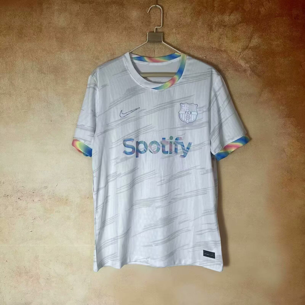 Maillot Maglia du FC Barcelone Le 12 -ème Maillot 25/26, maillot de football bleu et grenat avec logo du club visible.