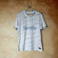 Maillot Maglia du FC Barcelone Le 12 -ème Maillot 25/26, maillot de football bleu et grenat avec logo du club visible.