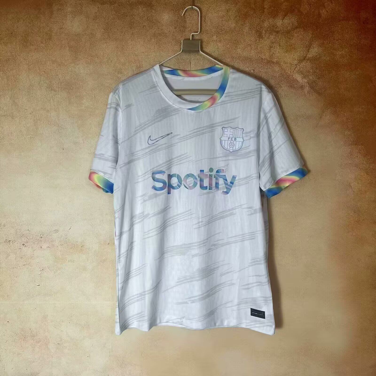 Maillot Maglia du FC Barcelone Le 12 -ème Maillot 25/26, maillot de football bleu et grenat avec logo du club visible.