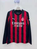 Maillot à manches longues AC Milan pour enfants 25/26, marque Le 12, en tissu bleu avec le logo du club visible.