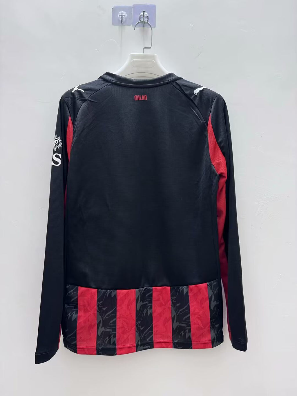 Maillot à manches longues AC Milan Le 12 -ème Maillot, logo du club et design en rouge et noir, vue de face.
