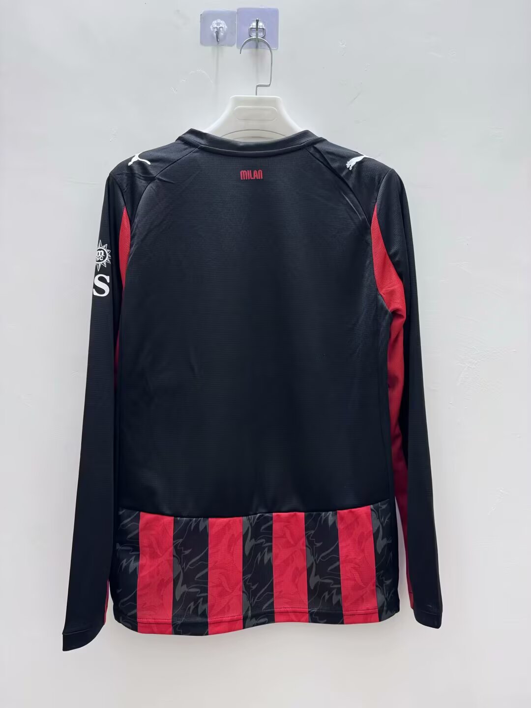 Maillot à manches longues AC Milan Le 12 -ème Maillot, logo du club et design en rouge et noir, vue de face.