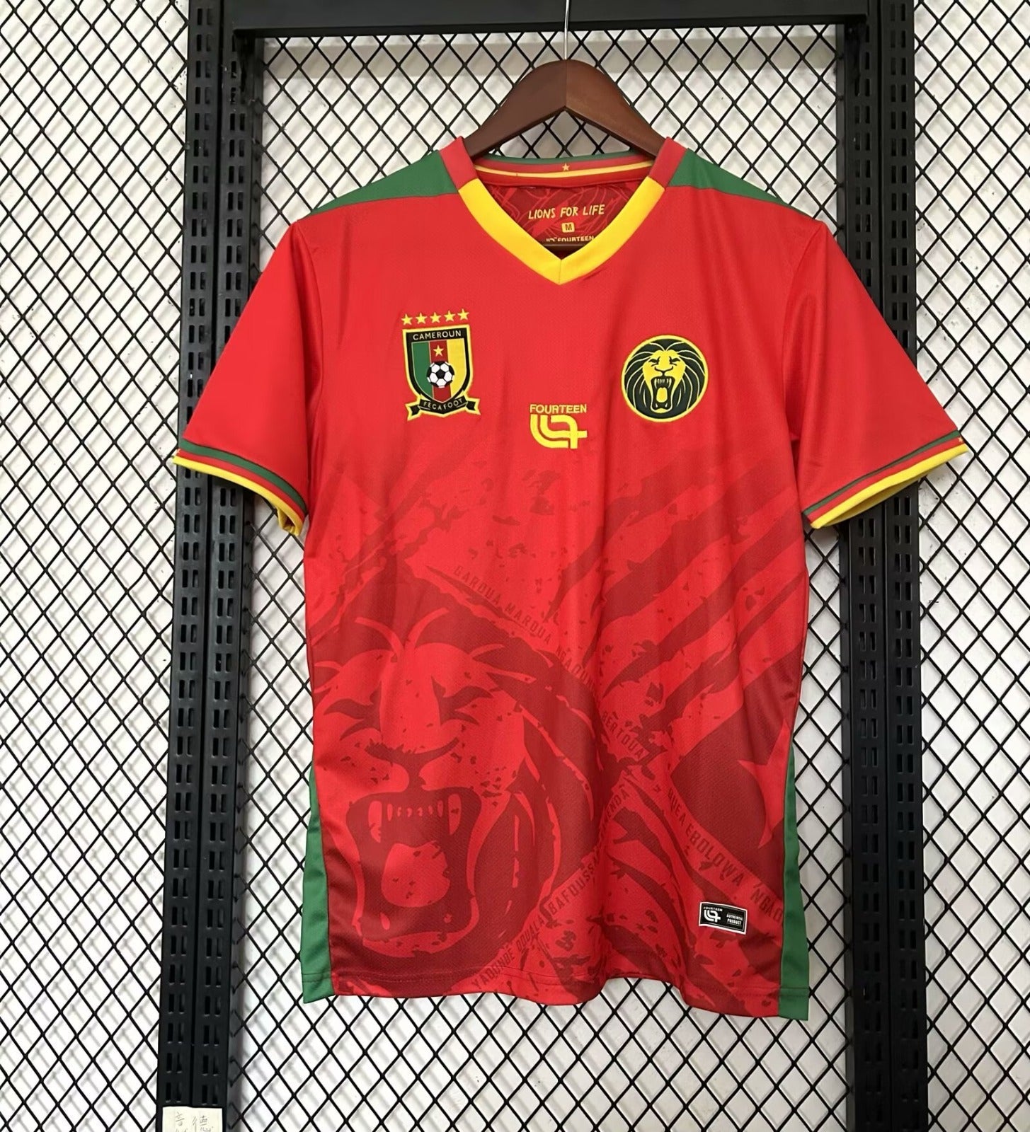Maillot Cameroun 2025/26 Le 12 -ème Maillot, maillot de football vert et rouge avec logo officiel et détails de l'équipe.