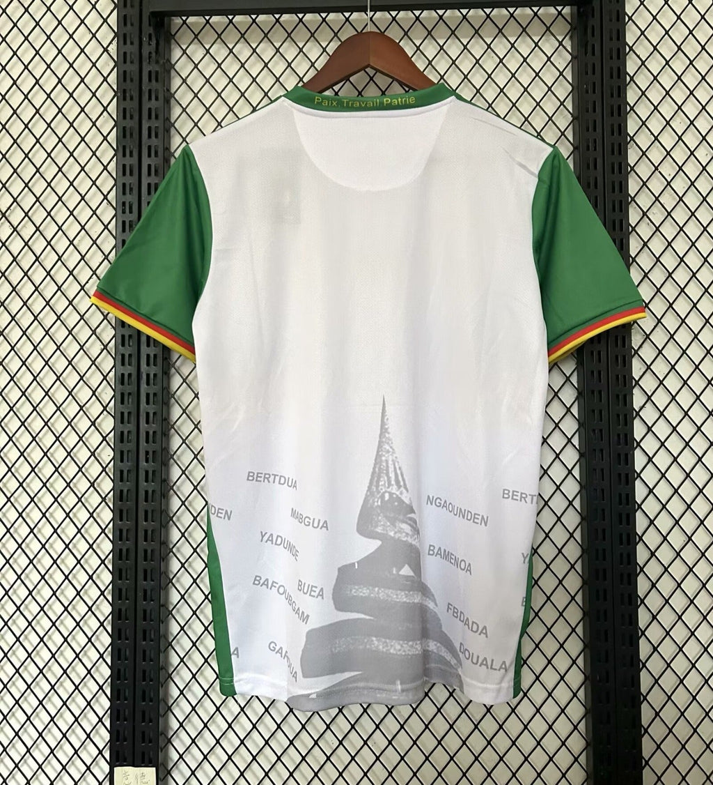 Maillot de football Cameroun Le 12-ème, modèle 25/26, en tissu vert avec logo et détails de l'équipe.