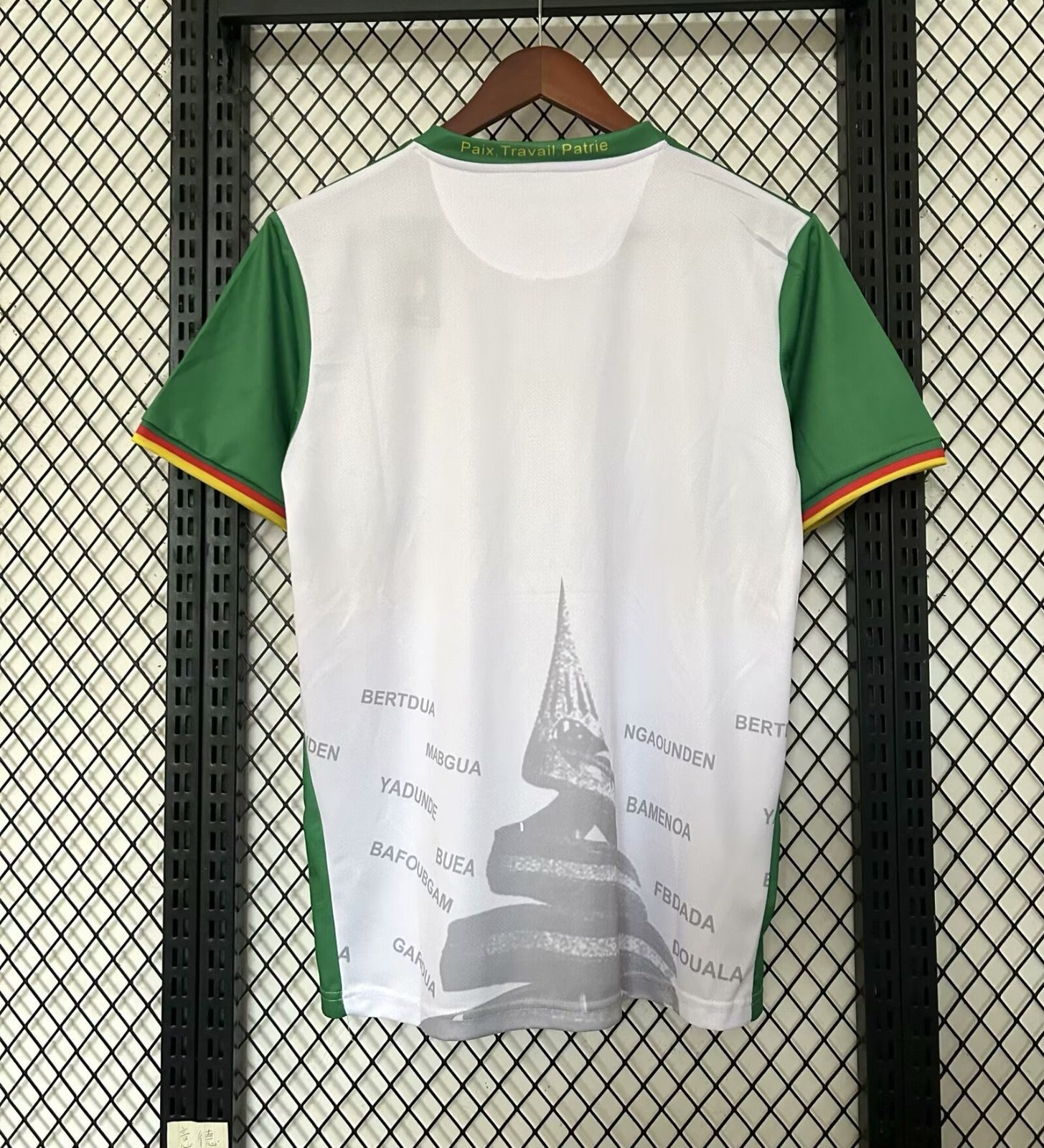 Maillot de football Cameroun Le 12-ème, modèle 25/26, en tissu vert avec logo et détails de l'équipe.