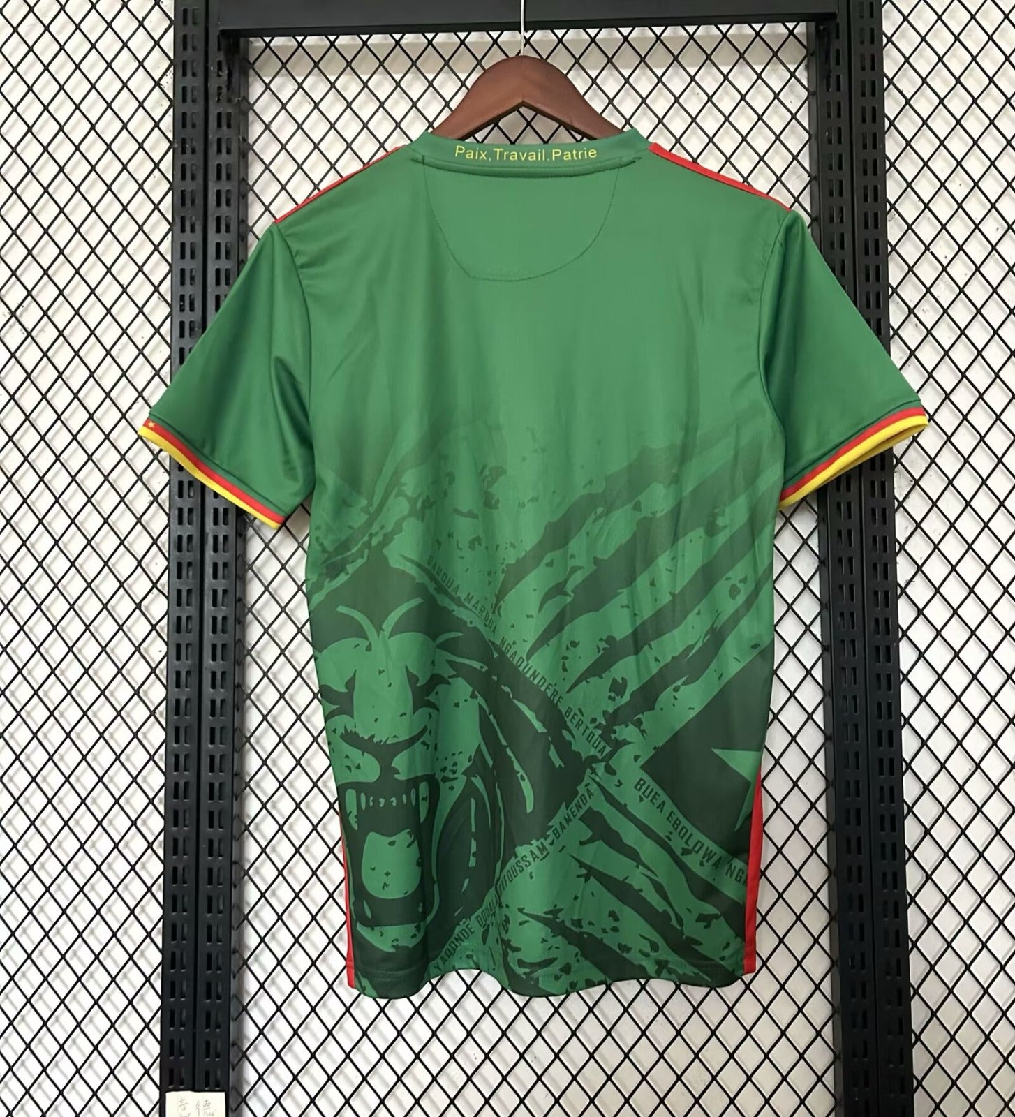 Maillot Cameroun Spécial 25/26 de la marque Le 12 -ème, maillot de football avec logo et design officiel, vue frontale.