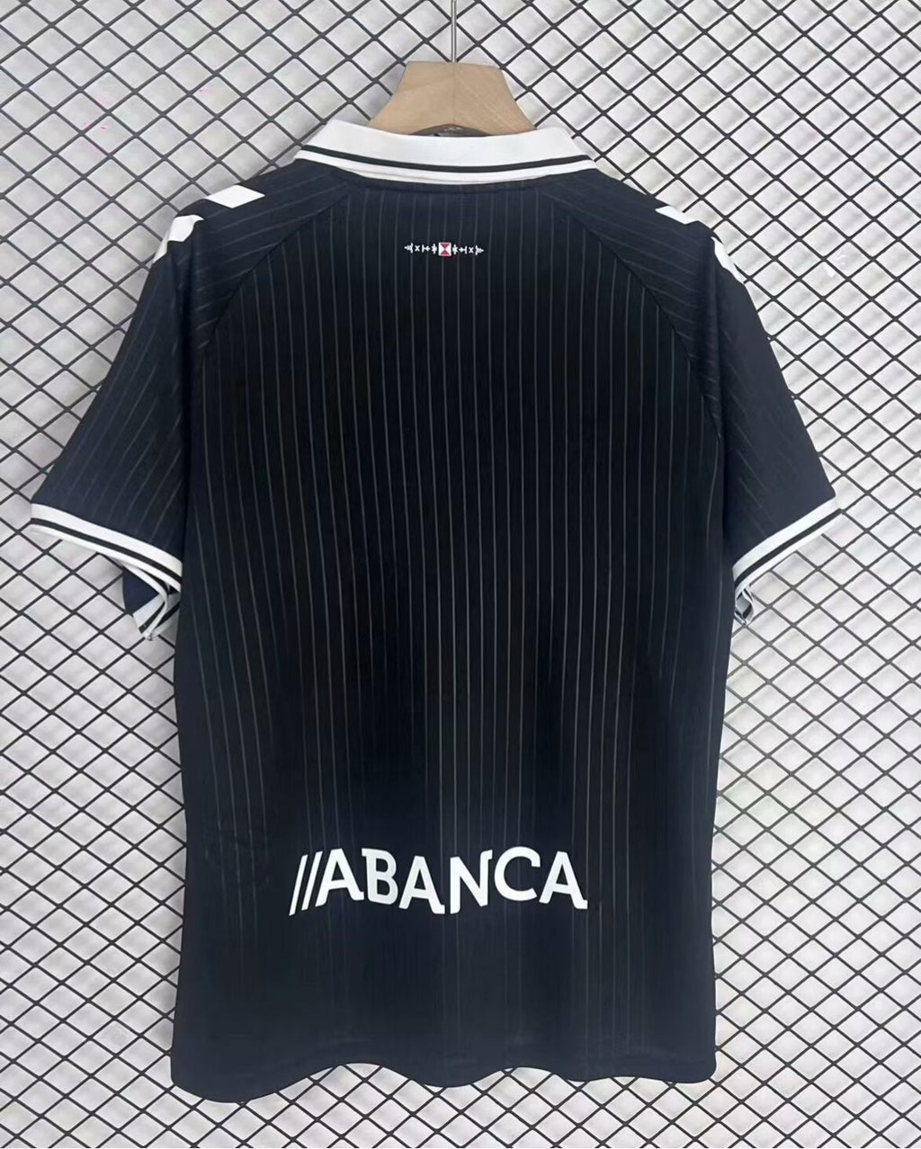 Maillot de football Celta Vigo 25/26 noir, modèle spécial, par la marque Le 12 -ème Maillot, porté sur un fond neutre.