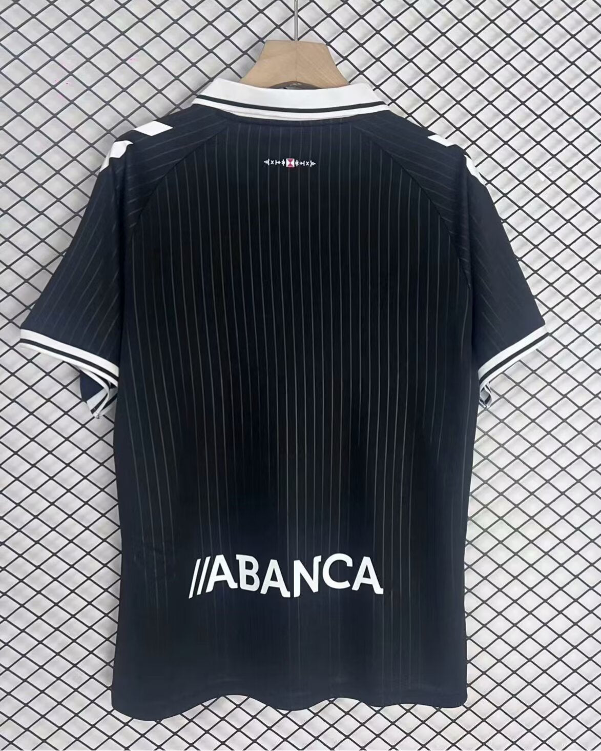 Maillot de football Celta Vigo 25/26 noir, modèle spécial, par la marque Le 12 -ème Maillot, porté sur un fond neutre.