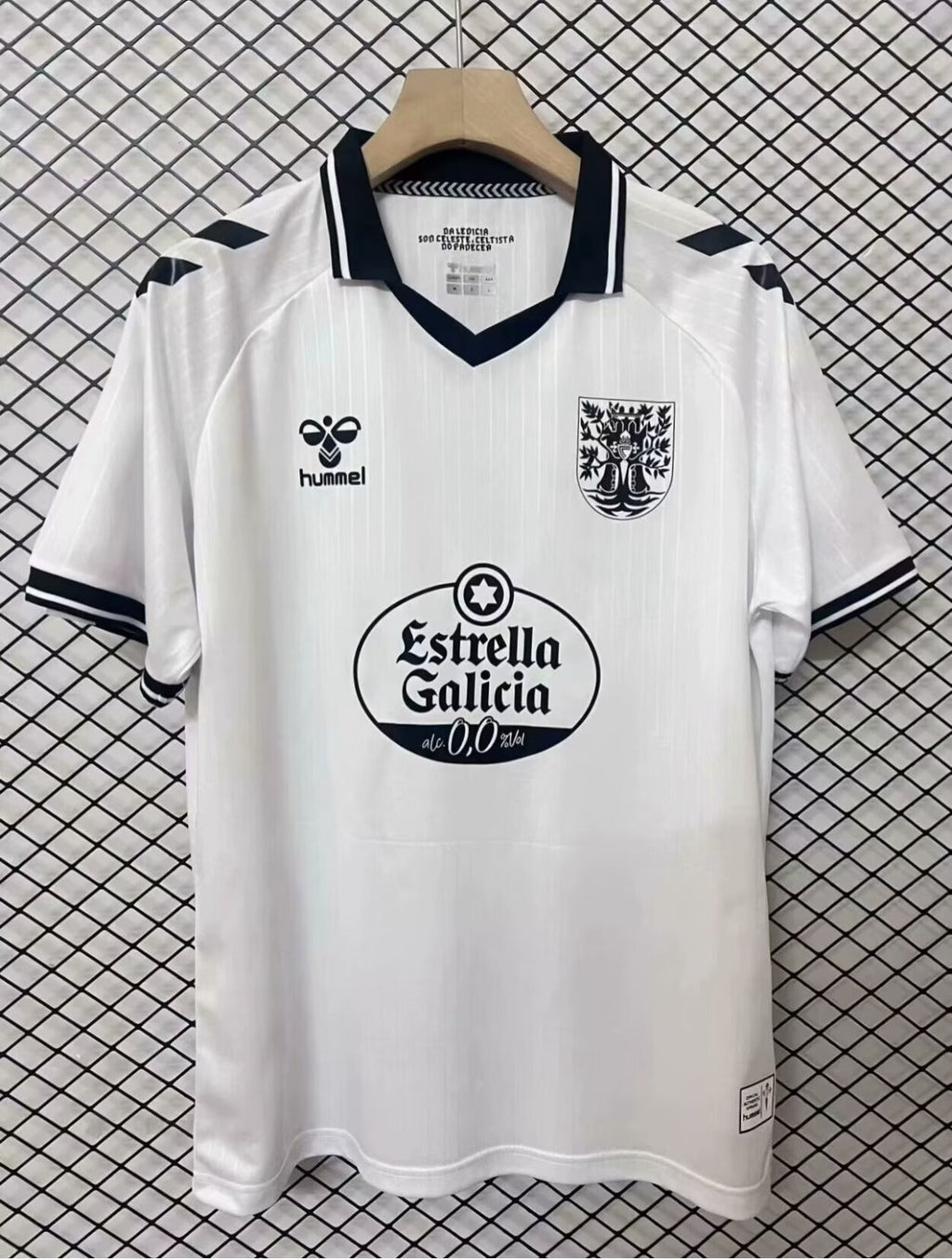 Maillot blanc Celta Vigo 25/26 Le 12 -ème Maillot, maillot de football pour enfants, vue de face, détails du design.