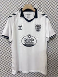 Maillot blanc Celta Vigo 25/26 Le 12 -ème Maillot, maillot de football pour enfants, vue de face, détails du design.