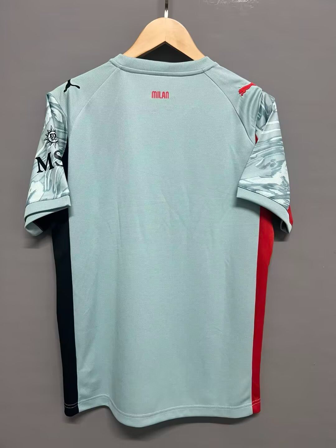 Maillot 25/26 AC Milan Le 12-ème Maillot, maillot de football avec logo et design officiel de l'équipe.