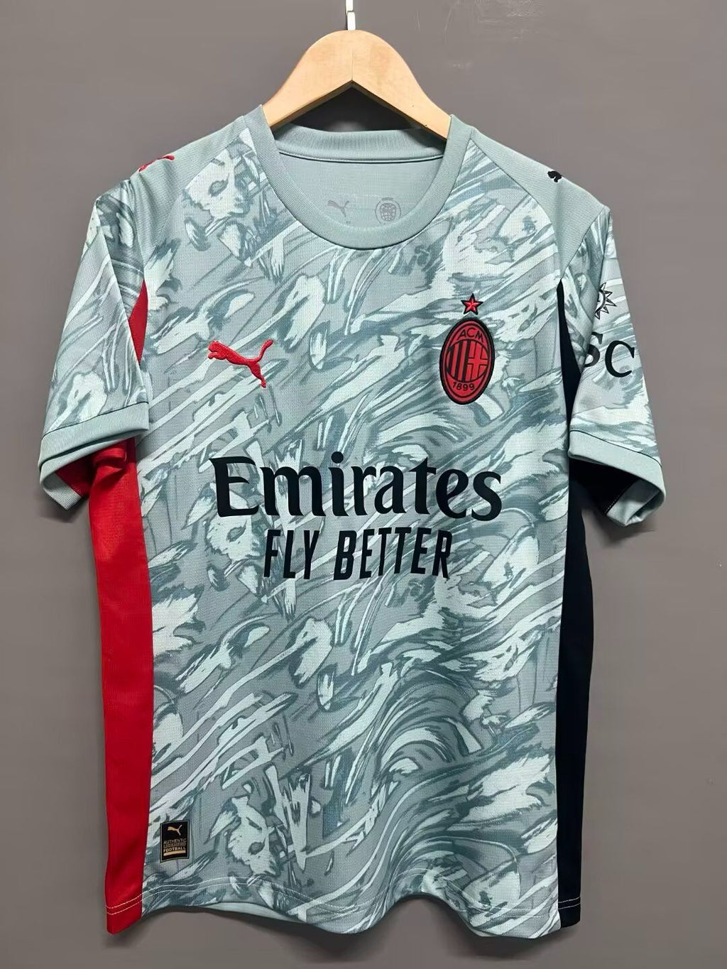 Maillot de football AC Milan 25/26, marque Le 12 -ème Maillot, en tissu rouge avec logo et détails blancs.