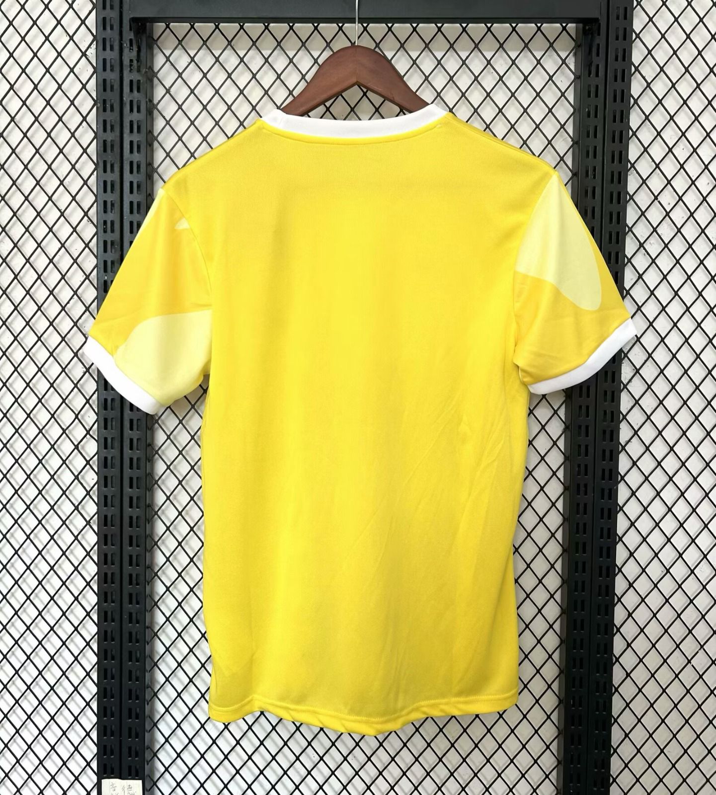 Maillot de football Brésil 25/26, modèle spécial C, de la marque Le 12, avec design coloré et logo visible.