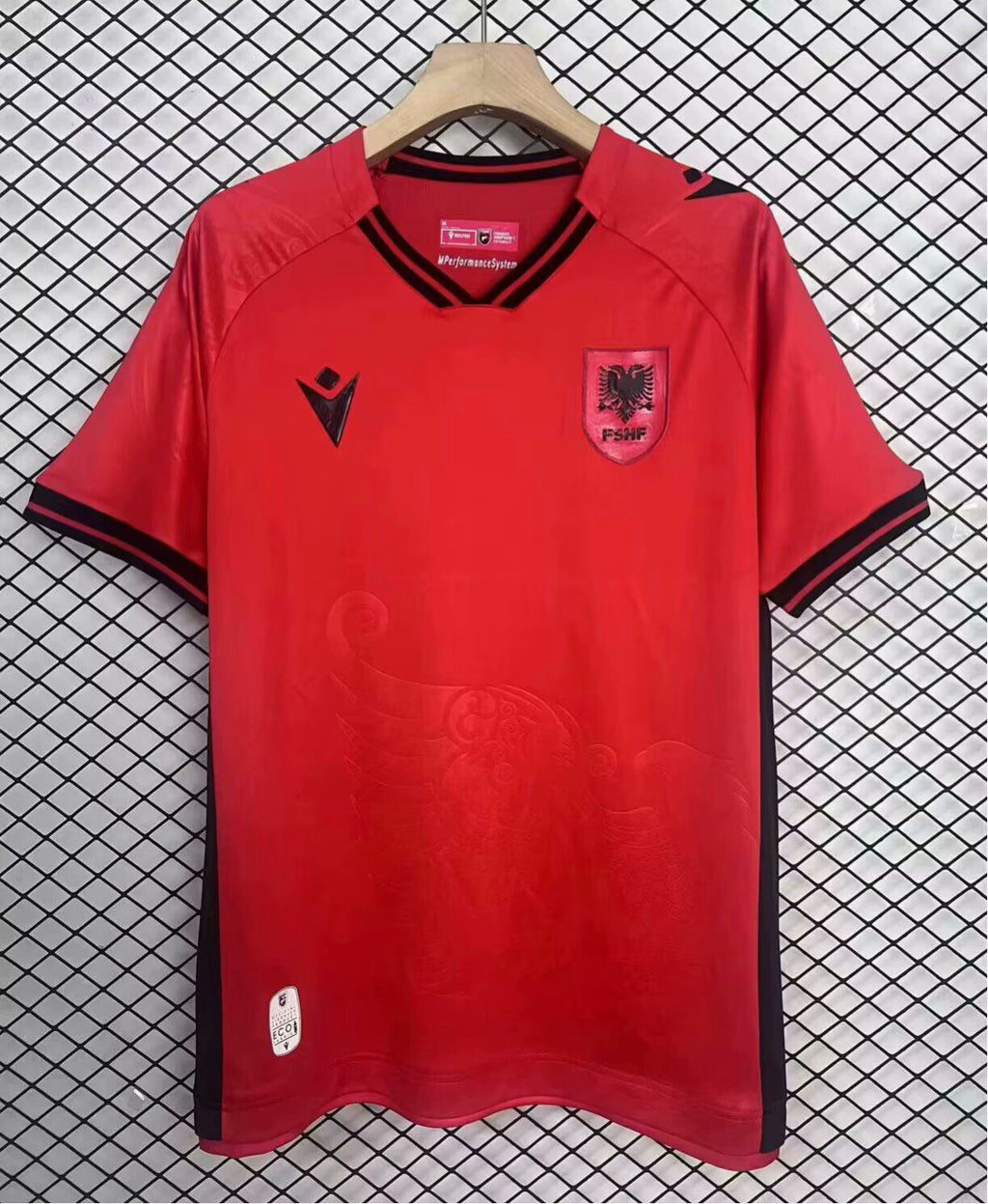Maillot de football Albanie 25/26, marque Le 12 -ème Maillot, vue de face avec détails du design.