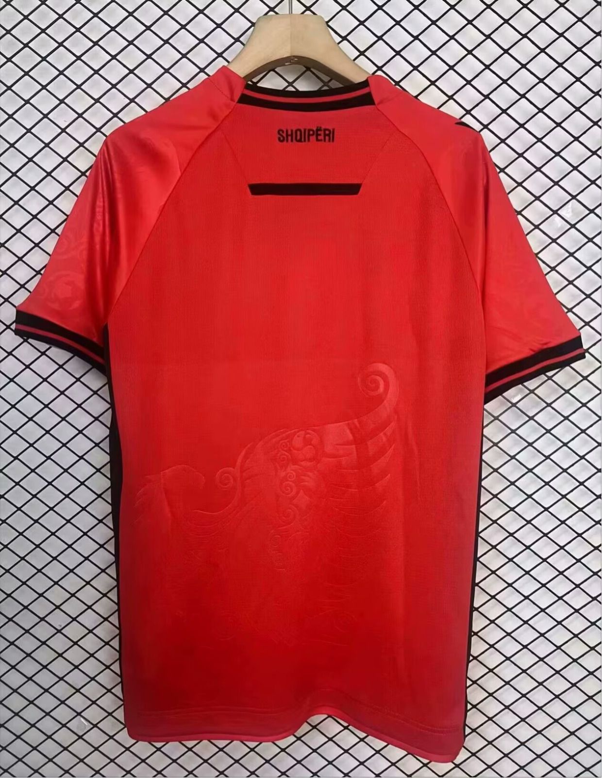 Maillot de football 25/26 Albanie Le 12 -ème Maillot, vue front avec logo et design officiel, sur fond blanc