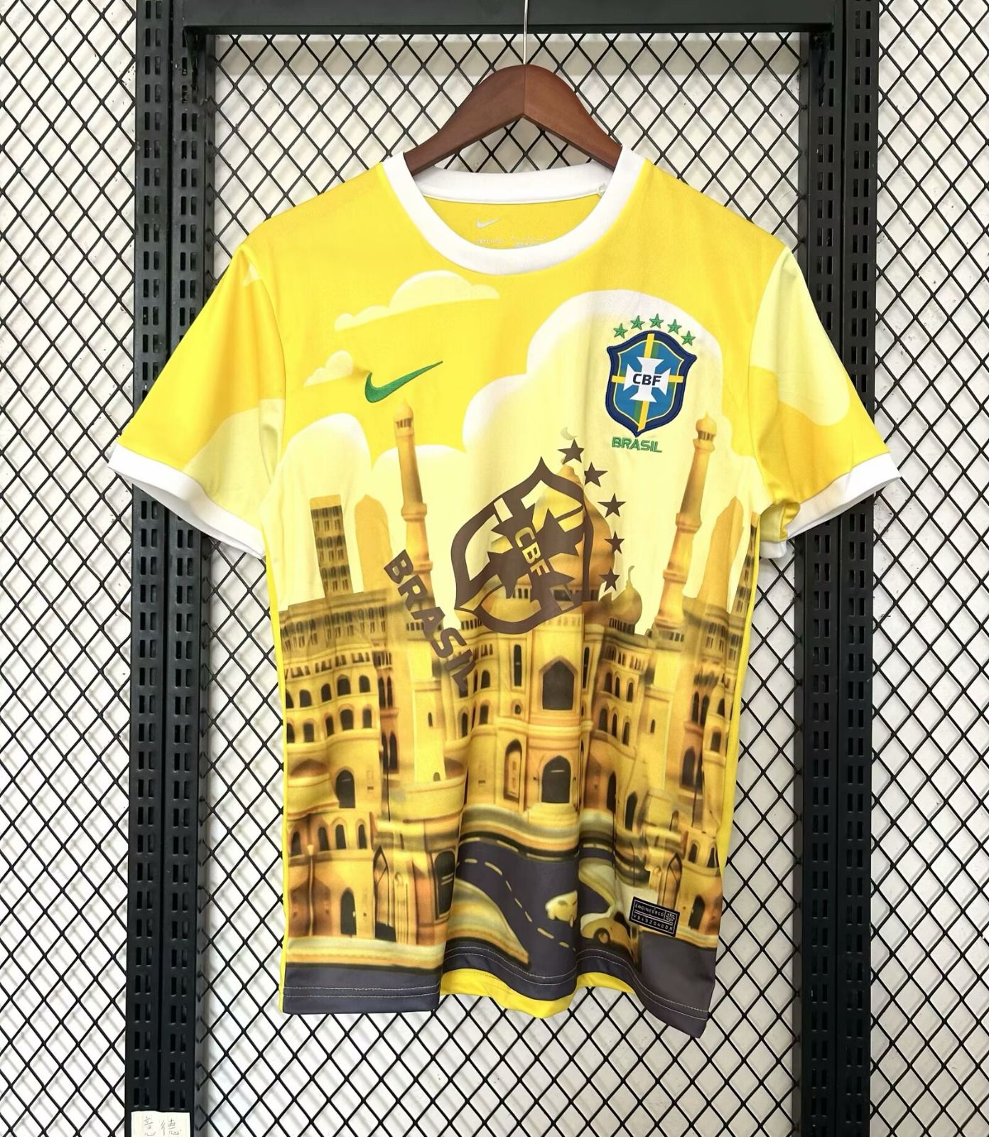 Maillot de football Brésil 25/26 Le 12, design spécial avec logo et couleurs emblématiques sur le devant.