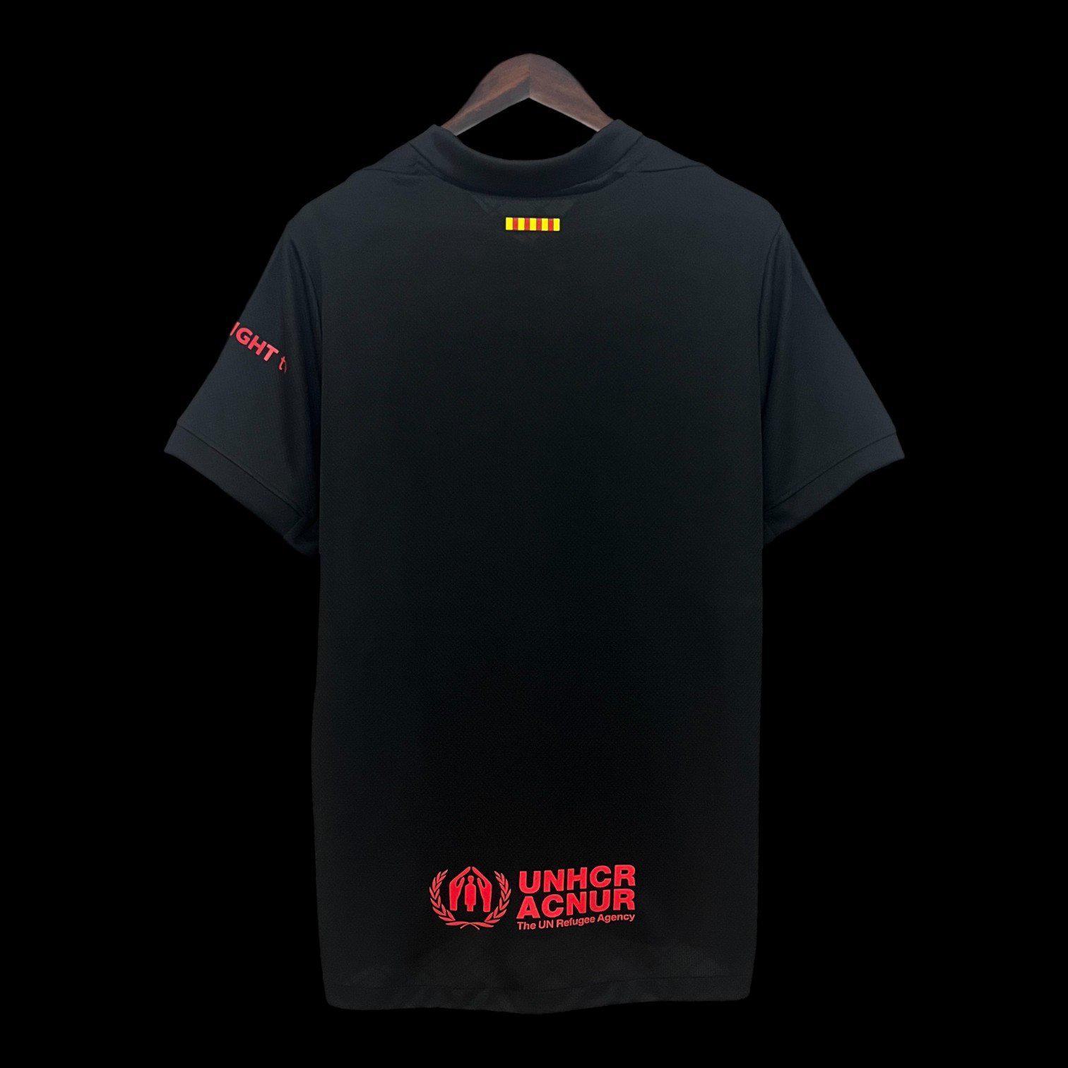 Maillot de football Barcelone 24/25 noir, modèle spécial de la marque Le 12, porté par le joueur sur le terrain.