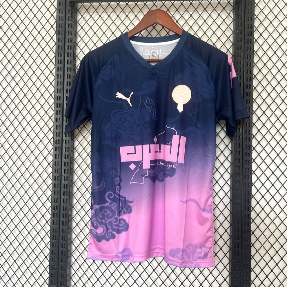 Maillot 25/26 Maroc Le 12ème Maillot, rose vif, vue de face avec détails du design de football pour jeunes garçons.
