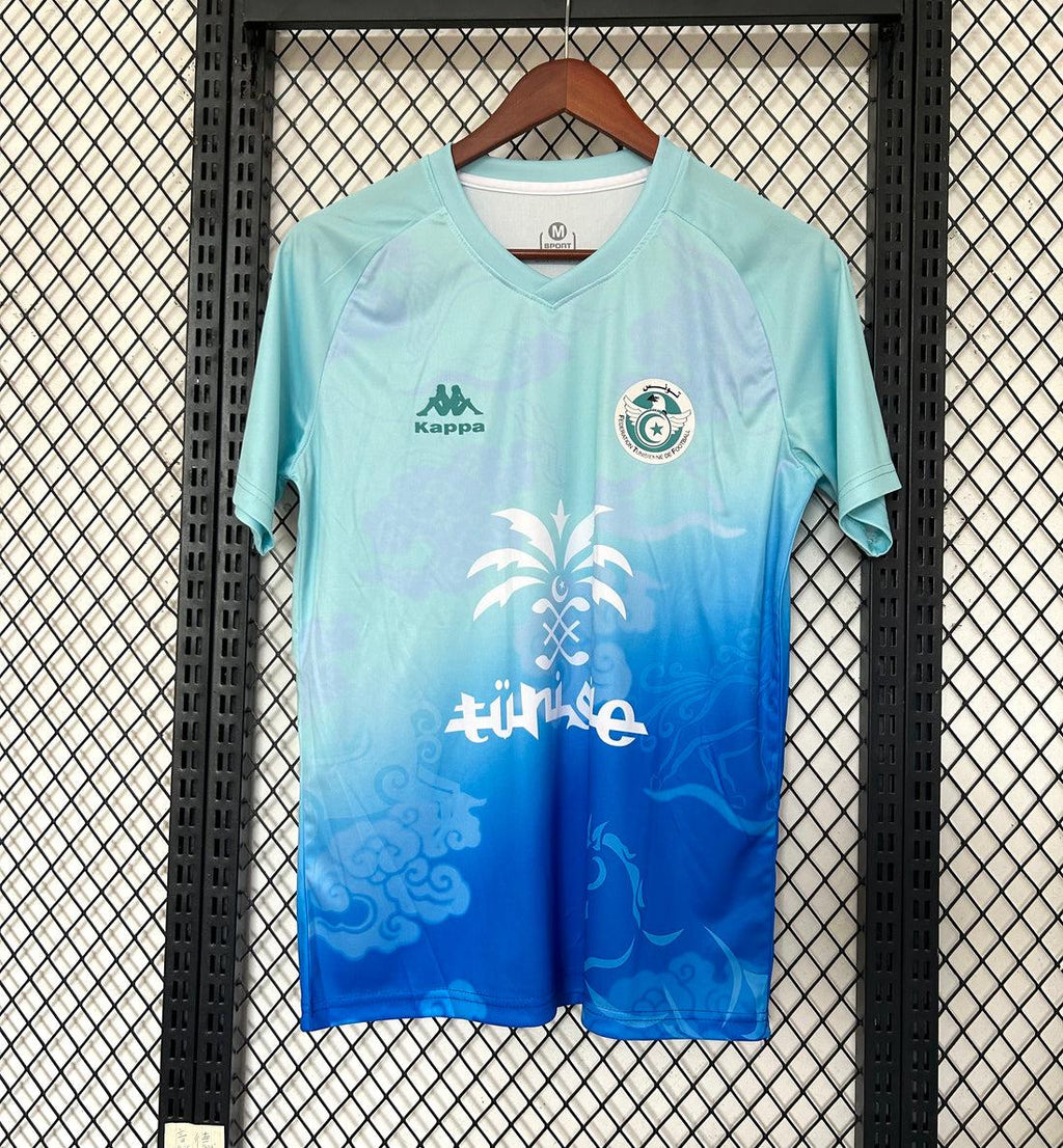 Maillot de football Tunisie 25/26 spécial bleu, Le 12 -ème Maillot, porté par un joueur, vue de face.