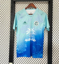 Maillot de football Tunisie 25/26 spécial bleu, Le 12 -ème Maillot, porté par un joueur, vue de face.