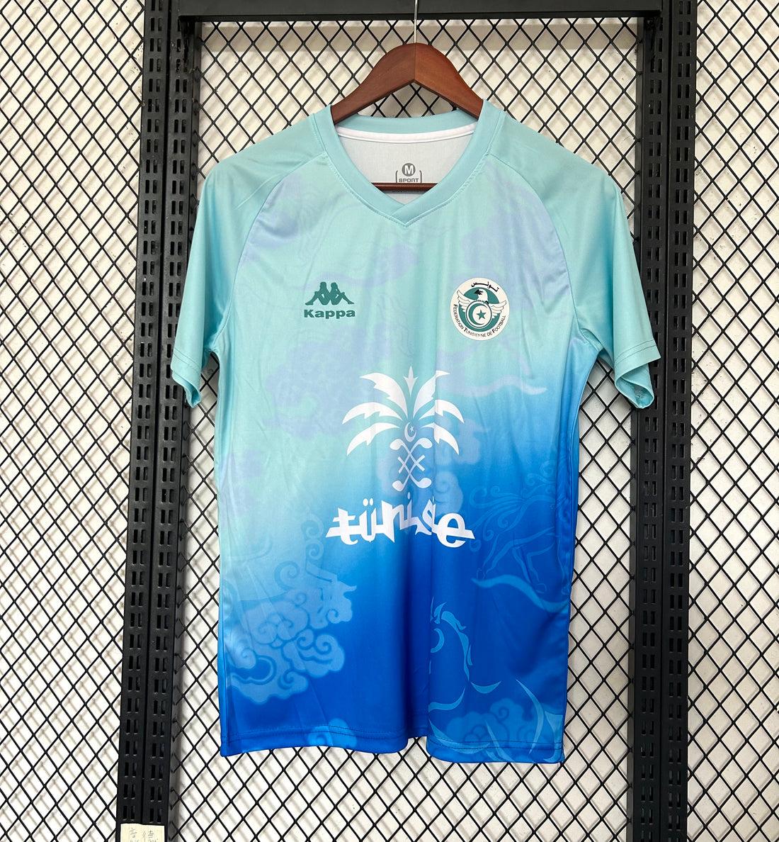 Maillot de football Tunisie 25/26 spécial bleu, Le 12 -ème Maillot, porté par un joueur, vue de face.