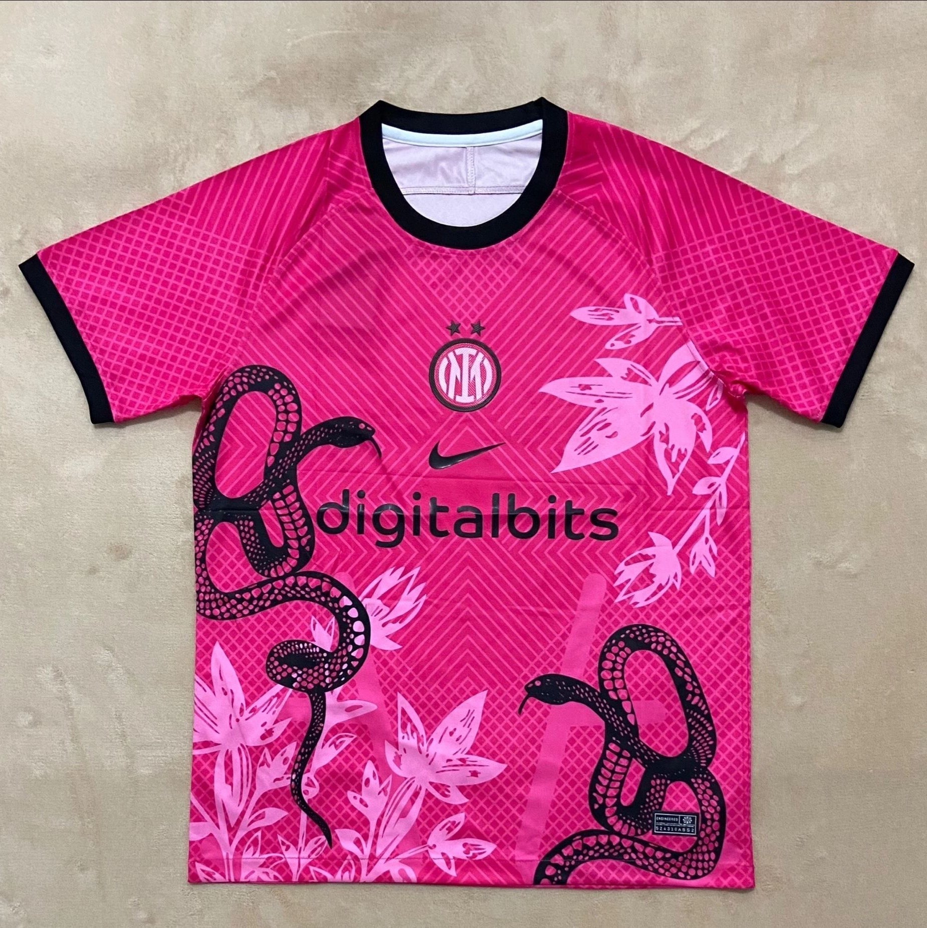Maillot de football Inter Milan 24/25 Le 12 -ème, design serpent rose, vue front avec logo et détails du maillot.