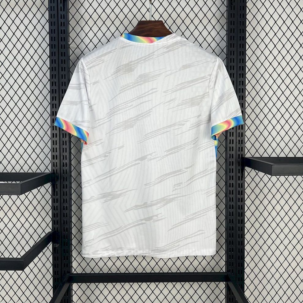 Maillot de football Barcelone 25/26 Le 12 -ème Maillot, vue front avec logo et détails colorés.