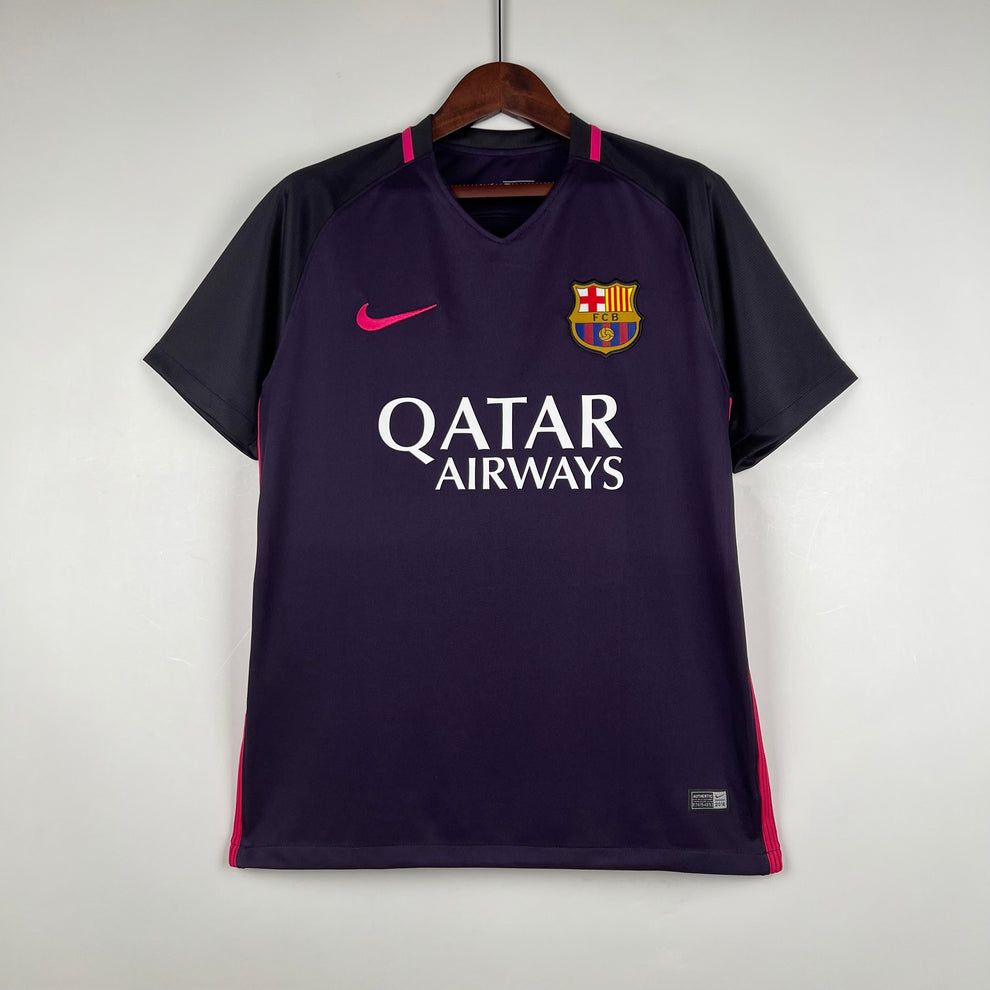 Maillot rétro 16/17 Barcelone Le 12-ème Maillot, maillot de football avec logo et détails en bleu et grenat, vue de face.