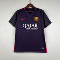 Maillot rétro 16/17 Barcelone Le 12-ème Maillot, maillot de football avec logo et détails en bleu et grenat, vue de face.