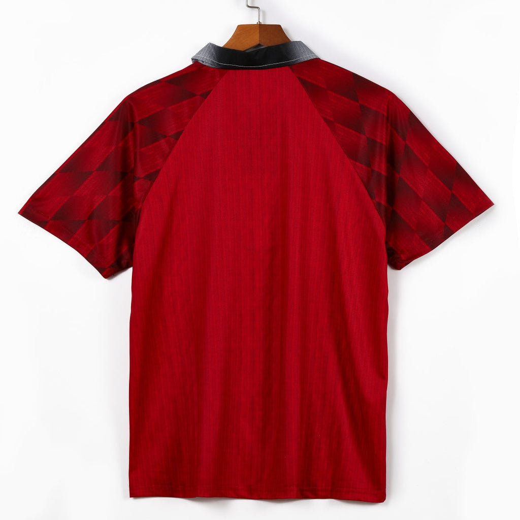 Maillot domicile rétro Manchester United 1996-1997, marque Le 12 -ème Maillot, vue en gros plan sur le devant du maillot.