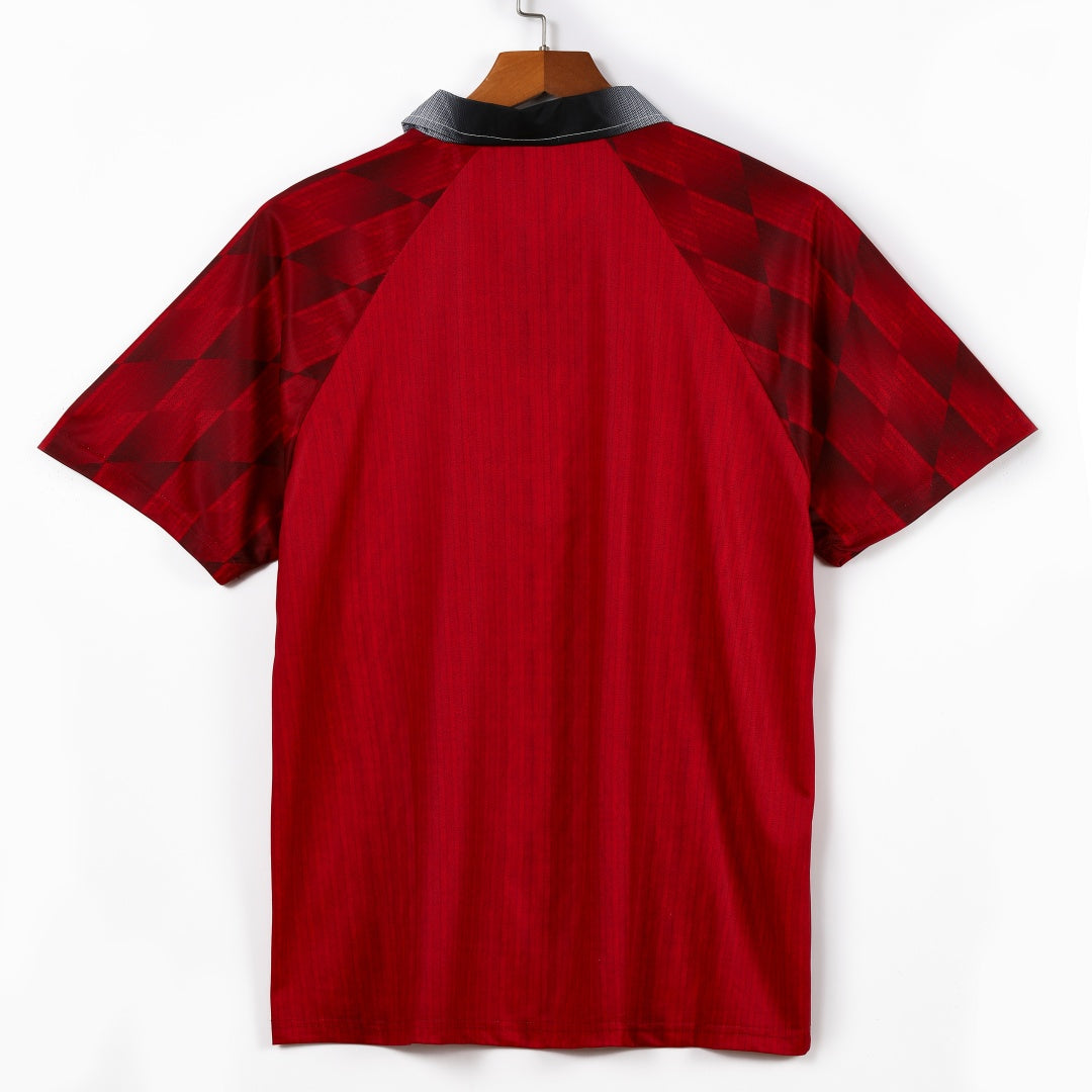 Maillot domicile rétro Manchester United 1996-1997, marque Le 12 -ème Maillot, vue en gros plan sur le devant du maillot.