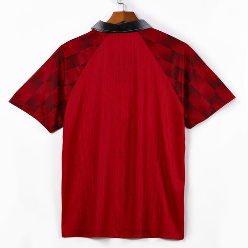 Maillot domicile rétro Manchester United 1996-1997, marque Le 12 -ème Maillot, vue en gros plan sur le devant du maillot.