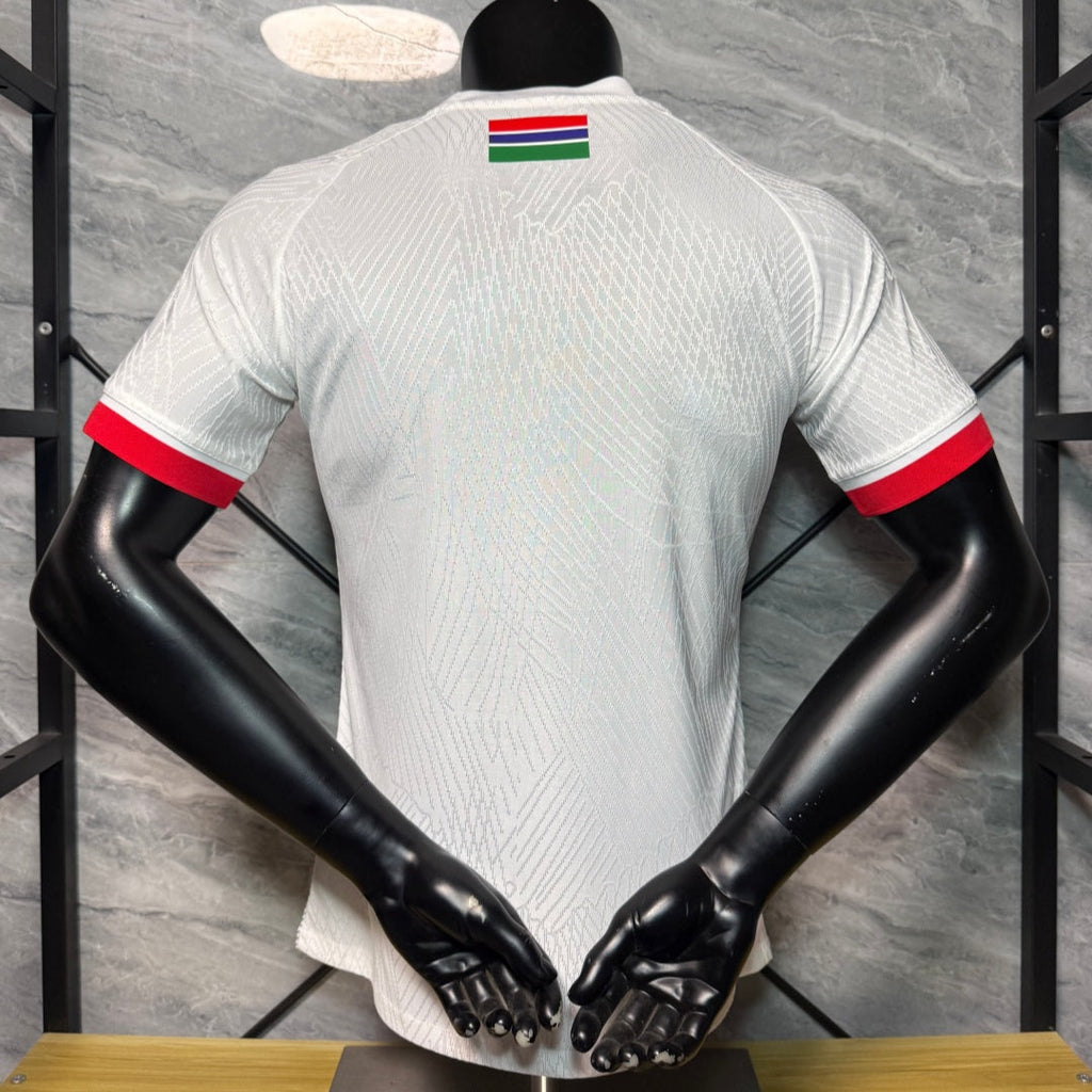 Maillot de football Gambia blanc pour joueur, marque Le 12 -ème Maillot, vue de face avec logo et détails du maillot.