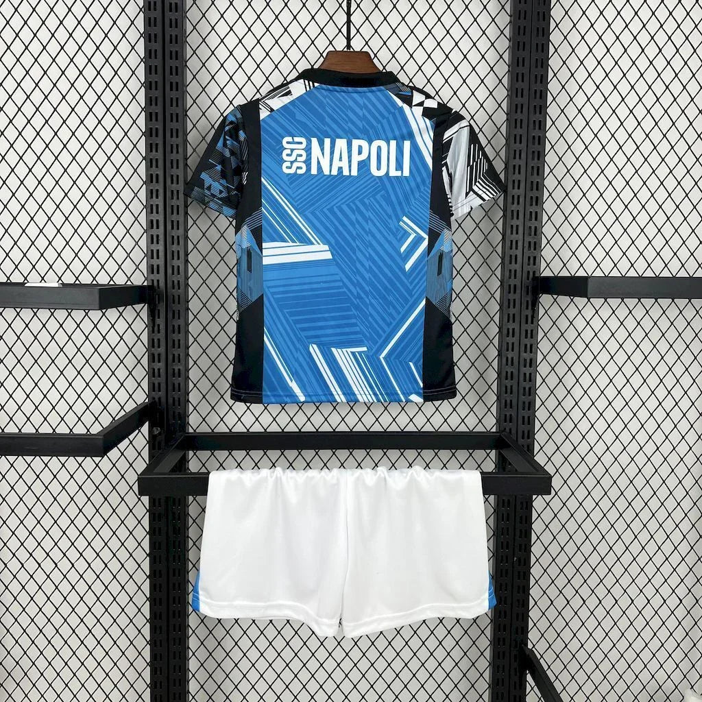 Kit enfant Napoli concept 2024-25 de Le 12 -ème Maillot, maillot bleu avec logo et détails colorés.