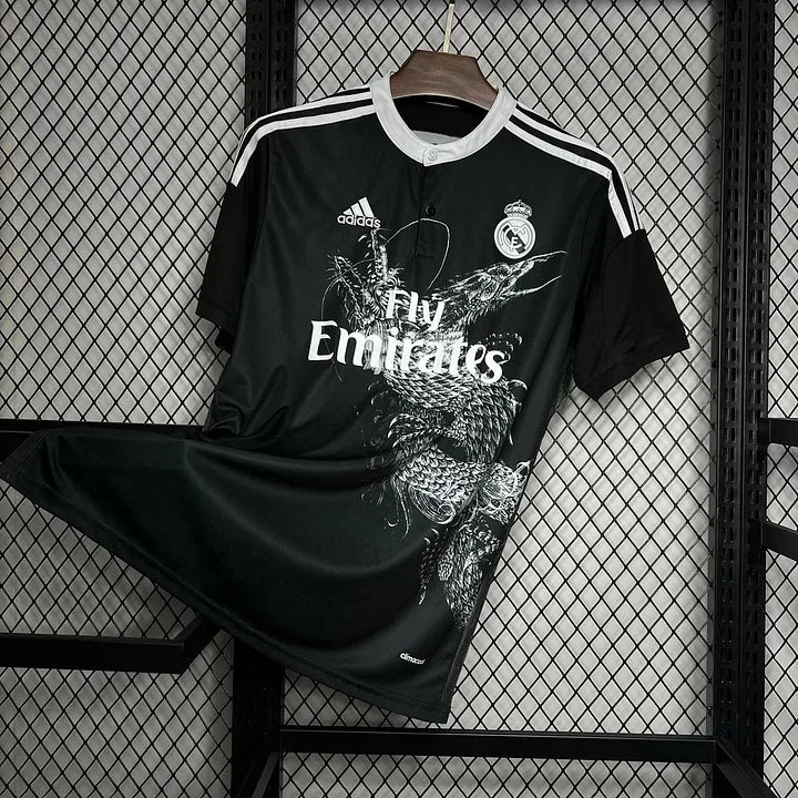 Maillot rétro Real Madrid Foot 2014 2015 Le 12-ème Maillot, maillot de football blanc avec logo et détails en bleu.