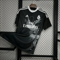 Maillot rétro Real Madrid Foot 2014 2015 Le 12-ème Maillot, maillot de football blanc avec logo et détails en bleu.