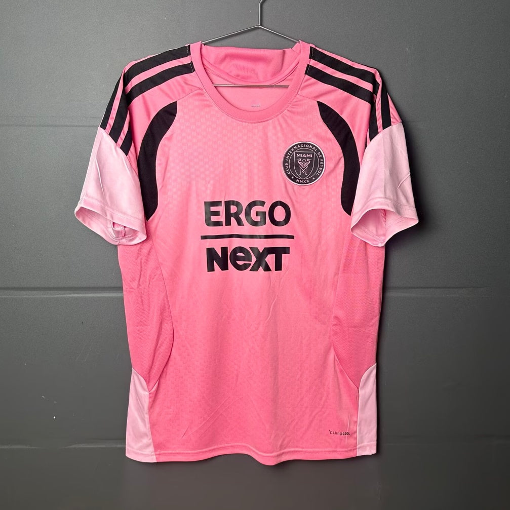 Maillot de football Inter Miami 25/26 rose, marque Le 12-ème, devant avec logo et détails colorés, pour fans de soccer.