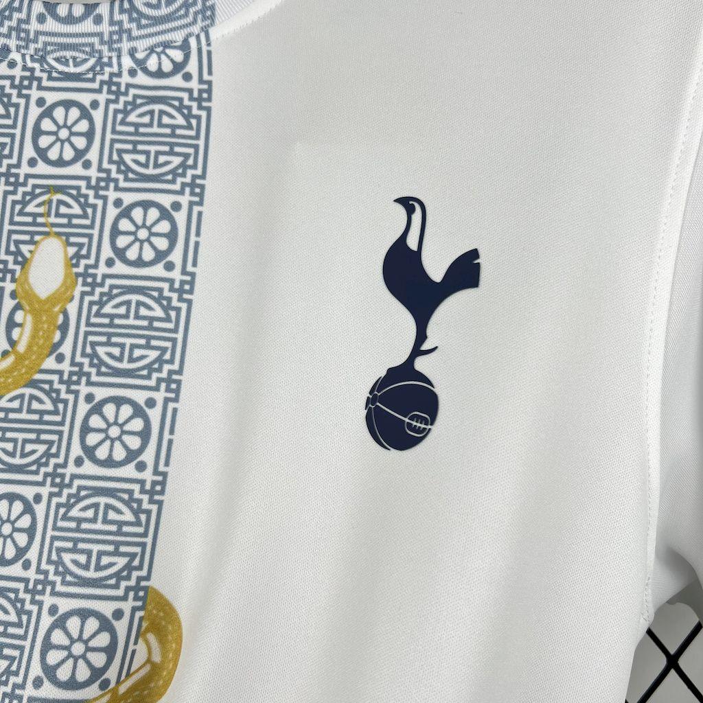 Maillot Tottenham concept 2025-26 de Le 12 -ème Maillot, vue du devant avec logo et design unique en bleu et blanc.